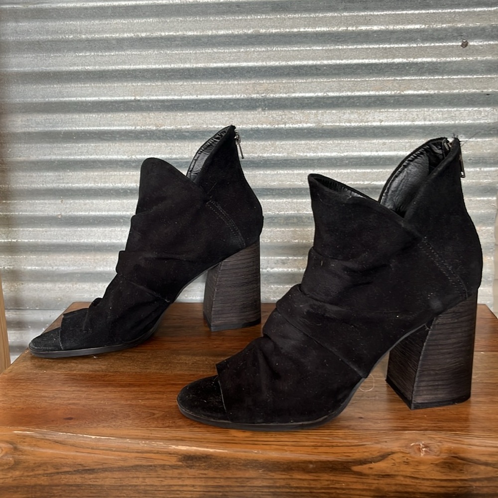 Tahari heels. Very cute. Never worn.